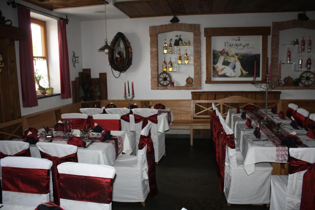 Reštaurácia alebo iné gastronomické zariadenie v ubytovaní Pihringer's Moststub'n