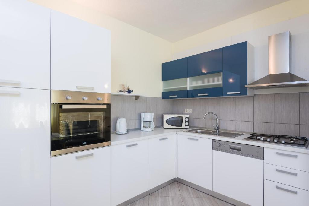 Kuchyň nebo kuchyňský kout v ubytování Holiday Villa Perna