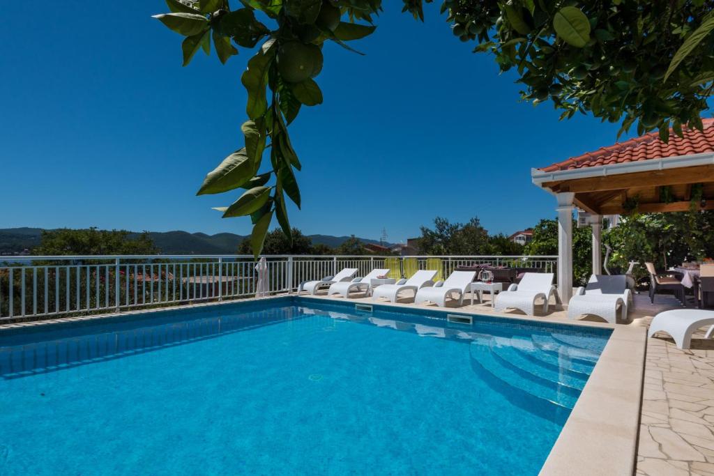 Bazén v ubytování Holiday Villa Perna nebo v jeho okolí