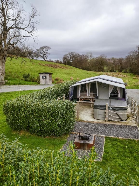a pitched up caravan in a grassy field at King Fisher in Nantmel