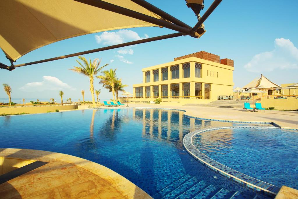 Bazén v ubytování Royal L'azure Resort nebo v jeho okolí