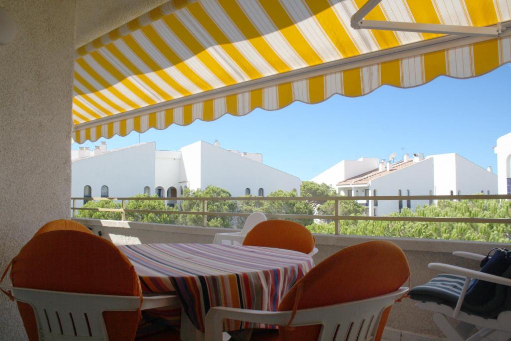 una mesa y sillas en un balcón con vistas en Synergie SI14 - Sol Daurat, en Cambrils