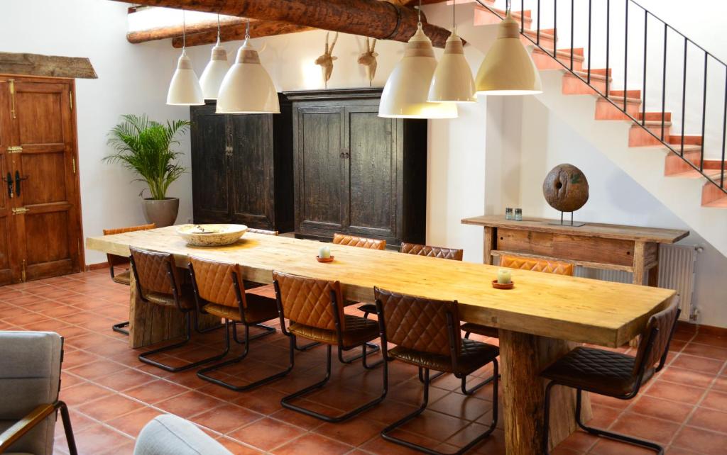een eetkamer met een houten tafel en stoelen bij Casas Benali in Benali