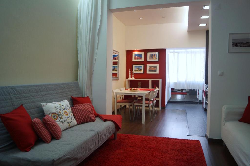 un soggiorno con divano e tavolo di Apartamento Centro de Lisboa a Lisbona