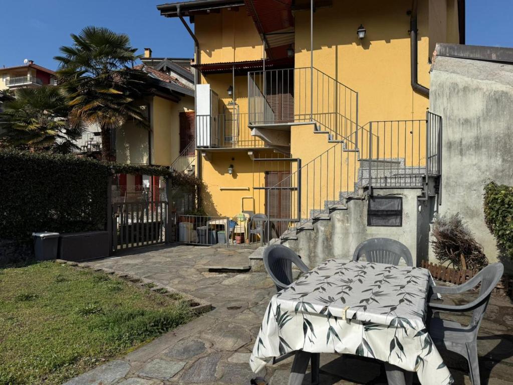 a table and chairs in front of a yellow building at Casa Zia Pia in Baveno