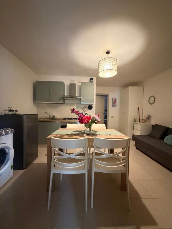 a kitchen and living room with a table and chairs at CASA ELISA in Cavo