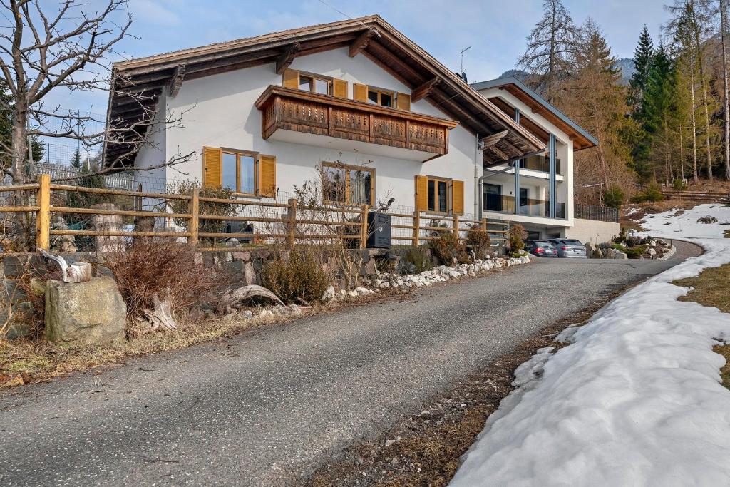 a house on the side of a road at Haus Prossliner in Tesimo