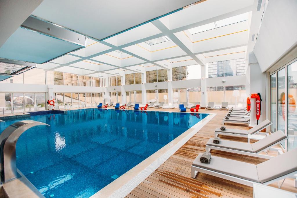 Bazén v ubytování The Biltmore Tbilisi Hotel nebo v jeho okolí