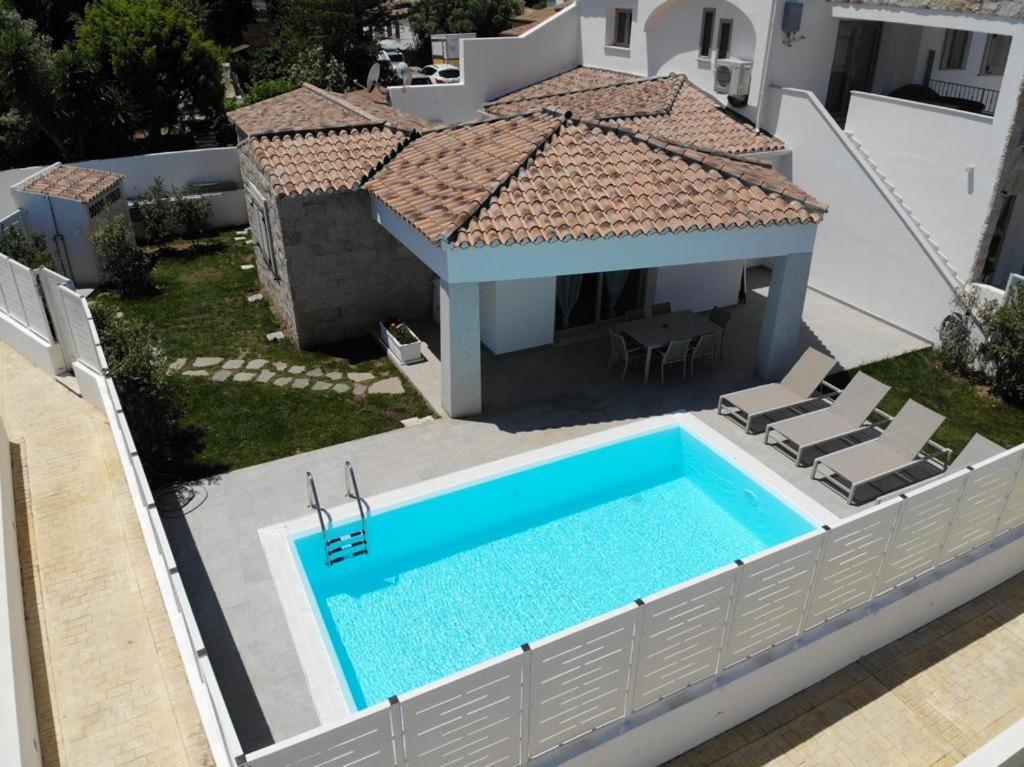 an overhead view of a house with a swimming pool at Villetta Maluva - Budoni in Budoni