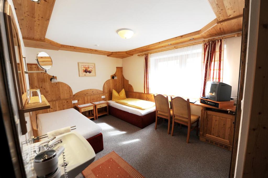 Postel nebo postele na pokoji v ubytování Hotel Garni Landhaus Platzer