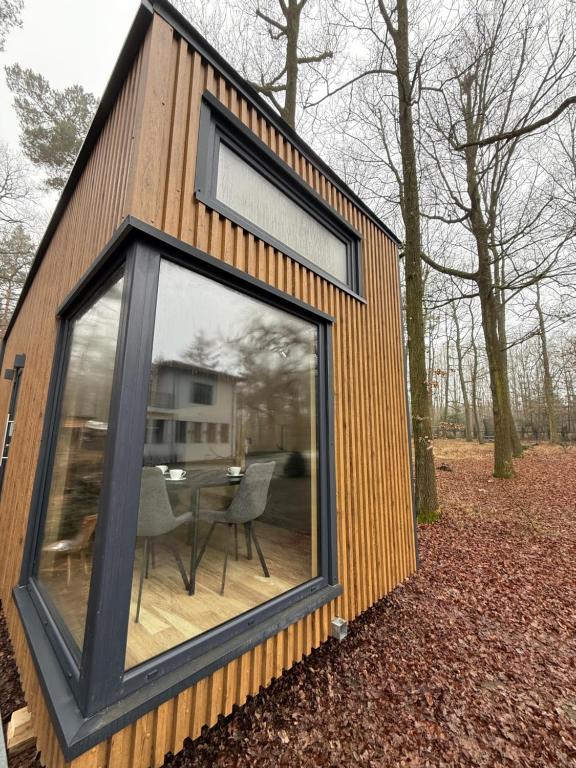 a small house with a window and a table at Pomiedzy debami - domki in Emilia