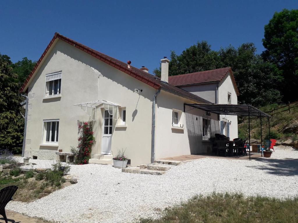 a white house with a patio in front of it at La Belle Noue in Bellenod-sur-Seine