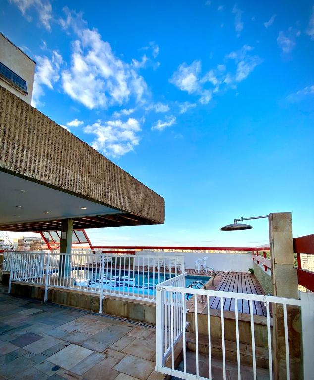 a swimming pool on the roof of a building at Flat Próximo Shopping Santa Úrsula in Ribeirão Preto