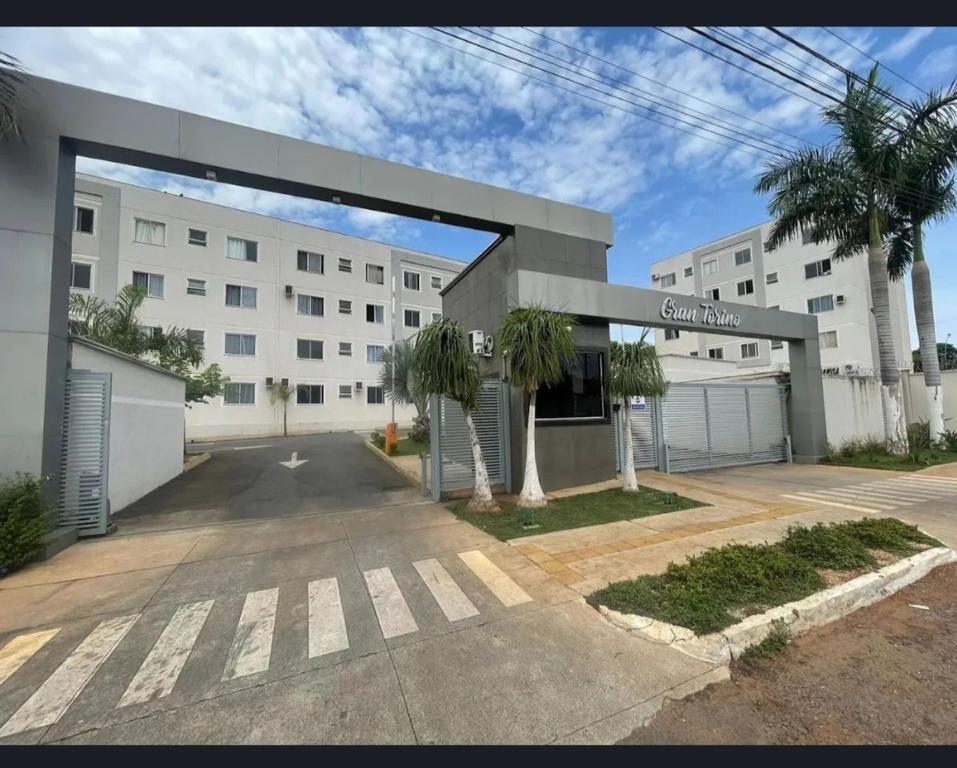 an empty parking lot in front of a building at Gran Torino in Aparecida de Goiânia