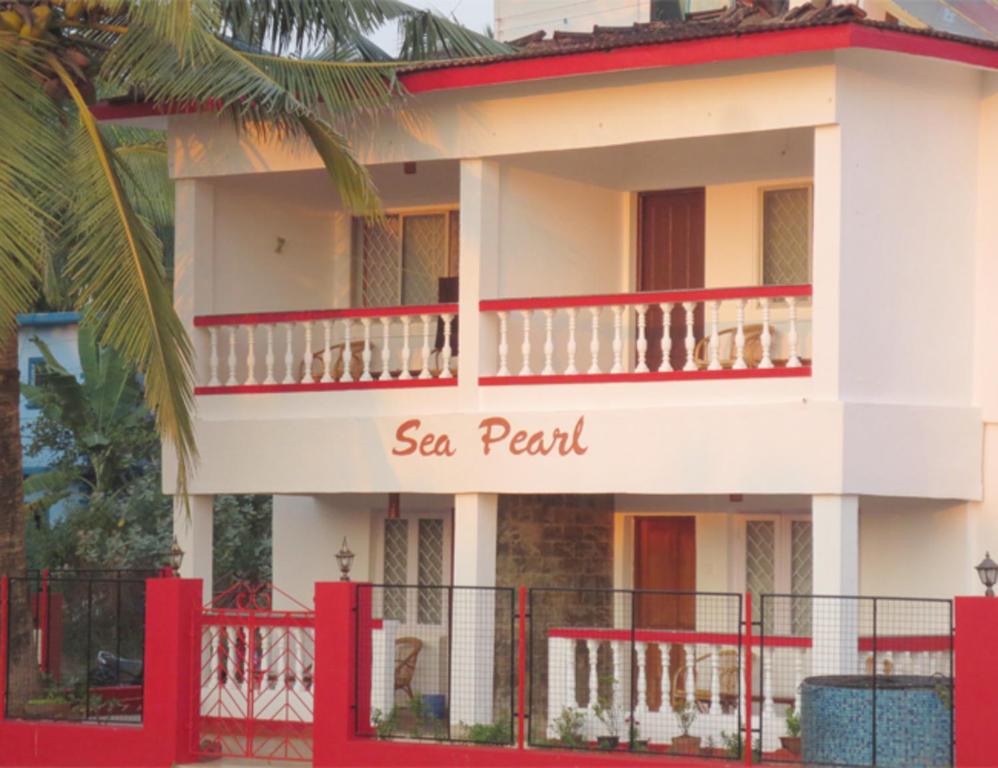um edifício com um sinal que diz San Pearl em Sea Pearl Guesthouse em Candolim