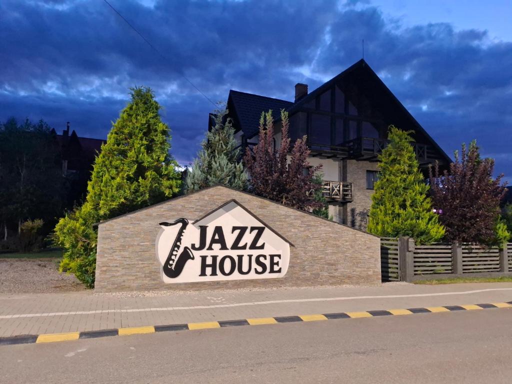 a building with a sign that reads j villa house at Jazz House in Voroneţ
