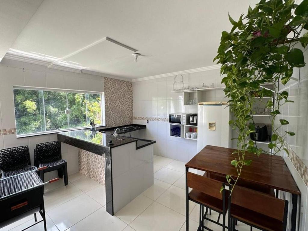 a kitchen and dining room with a table and chairs at Casa Canto do Rio in Socorro