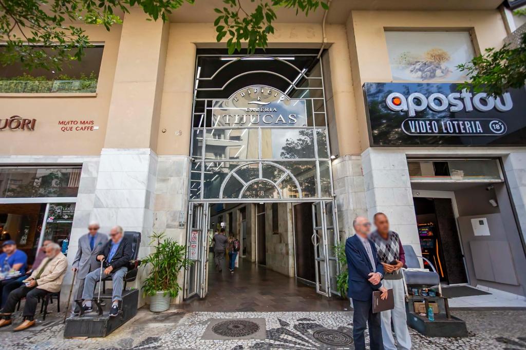 a group of people standing outside of a store at Galeria Tijucas in Curitiba