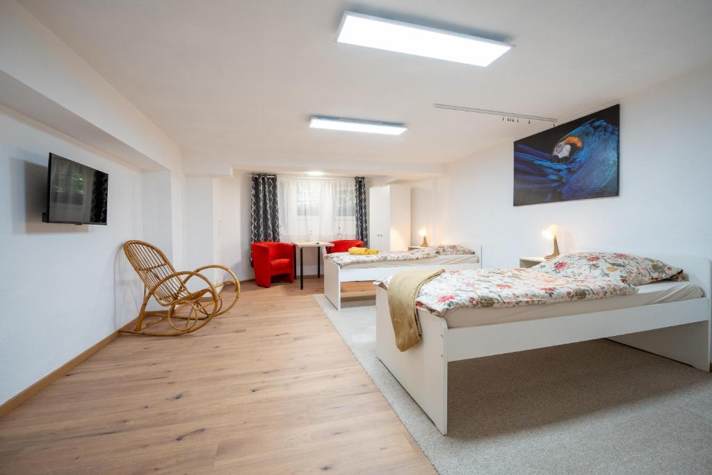 a bedroom with two beds and a dining room at Space Comfort Bremen Apartment bis zu 5 Personen in Bremen