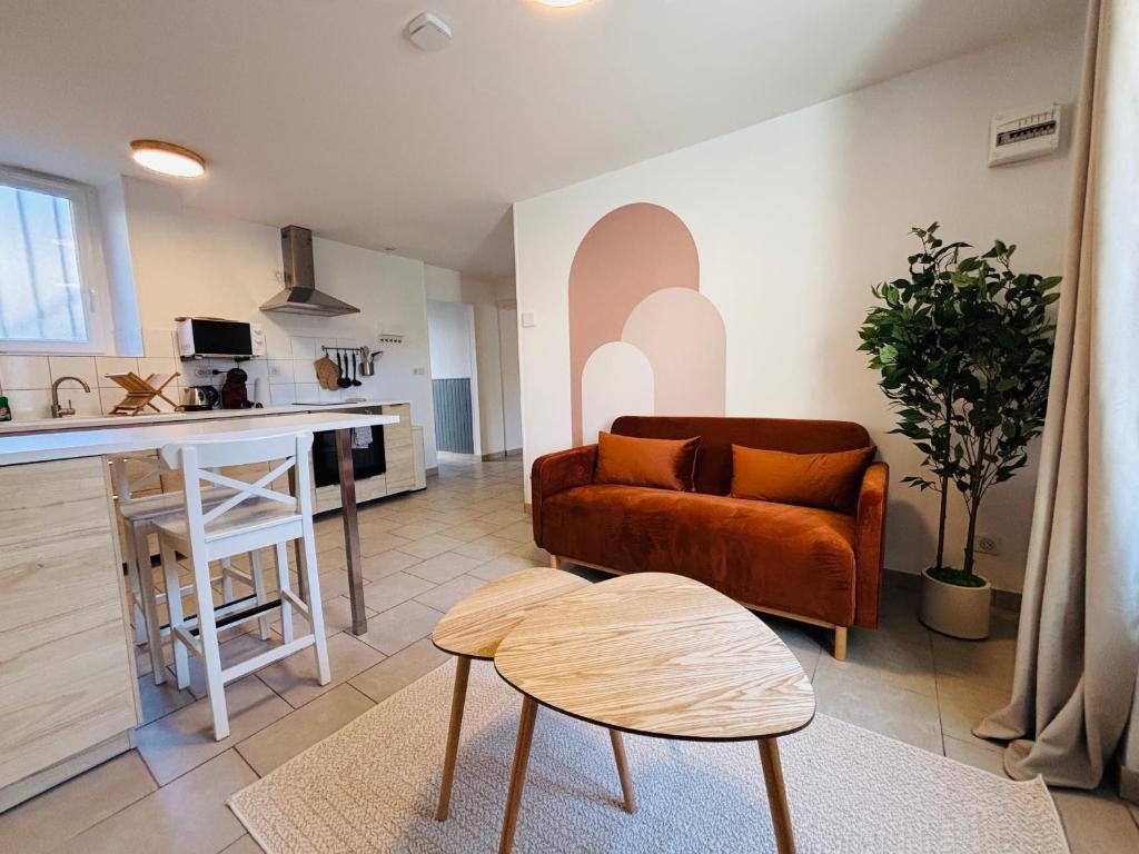a living room with a couch and a table at Le Clemenceau - Appartements meublés in Gien