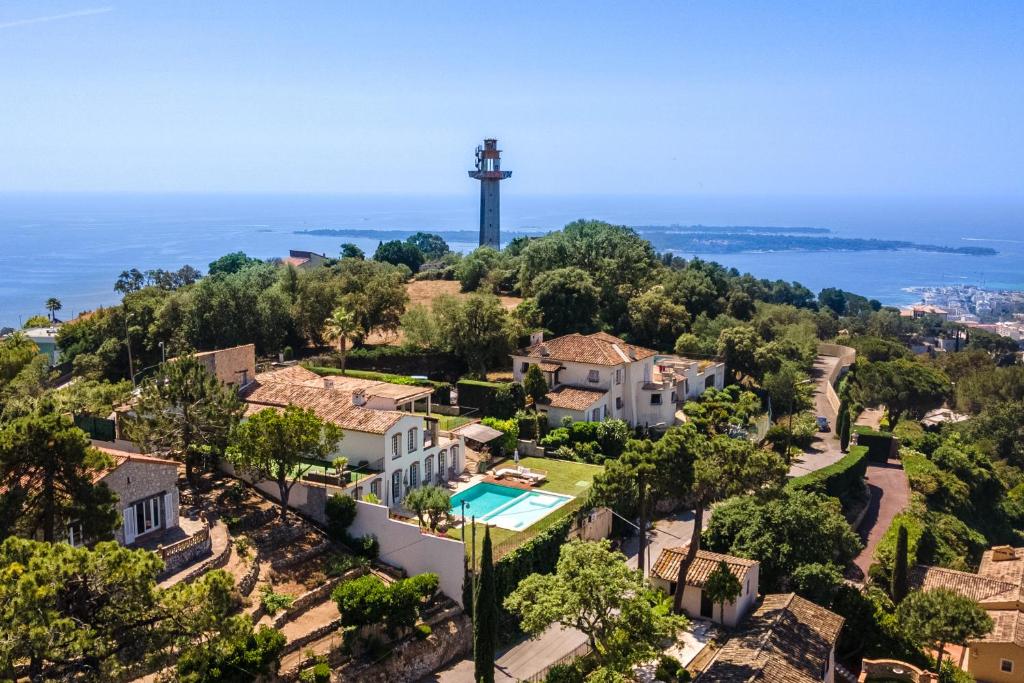 Villa exclusive au sommet de Cannes, 8 chambres, double piscine, vue sur la mer