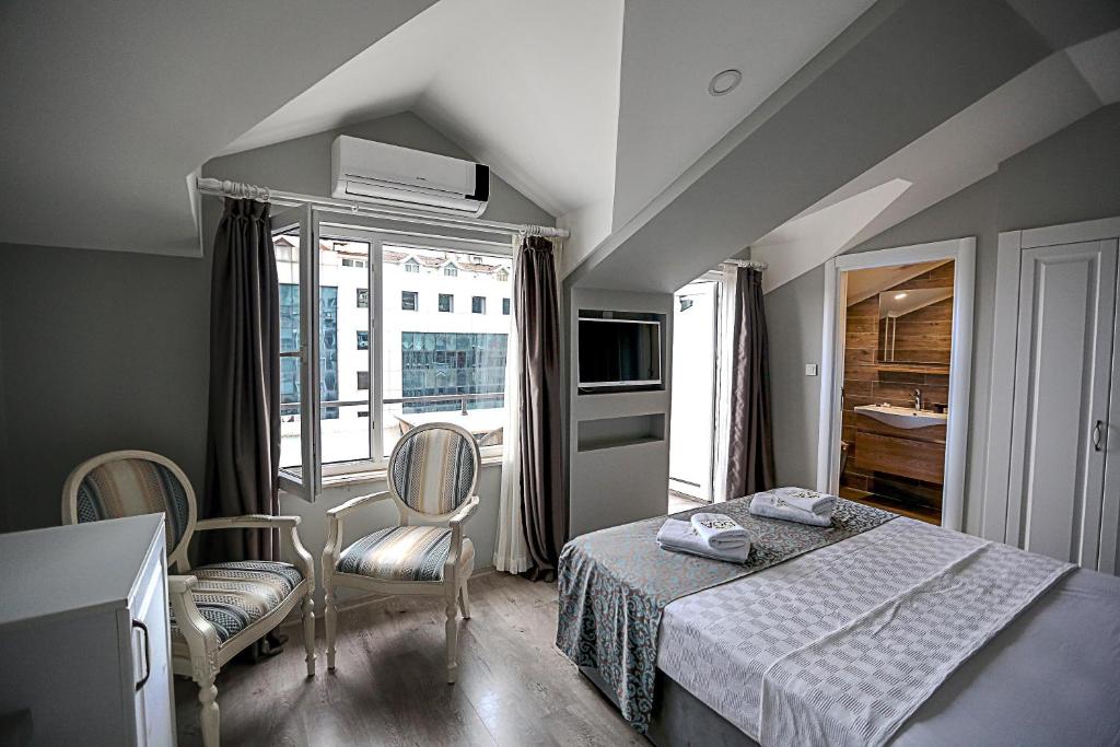 En eller flere senge i et værelse på Doa Suite Hotel