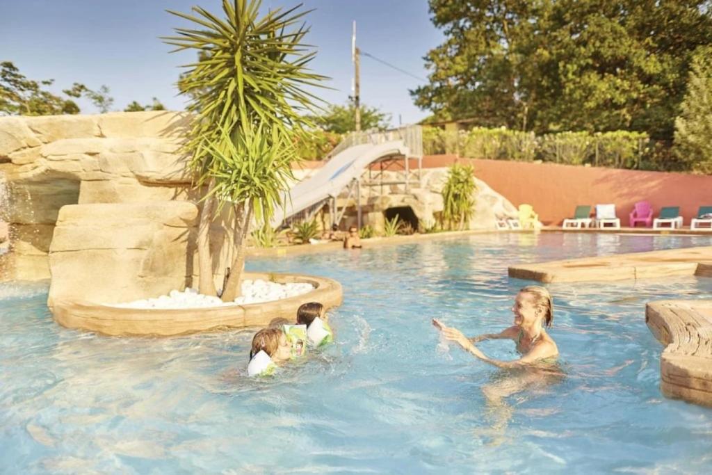 ZEcamping 4 familial piscine couverte locatif TV LV BBQ 32m2