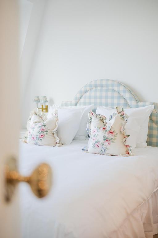 un lit blanc avec des oreillers dessus dans l'établissement La Villa Rosa, à Bruges