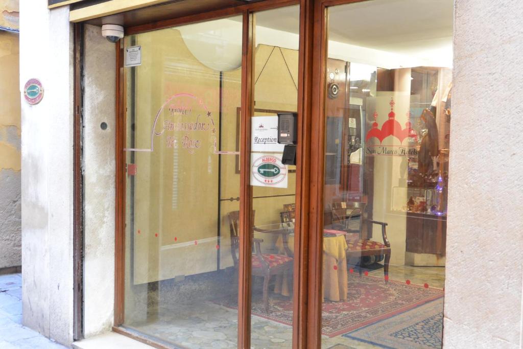 Ambassador Tre Rose - Resim 13