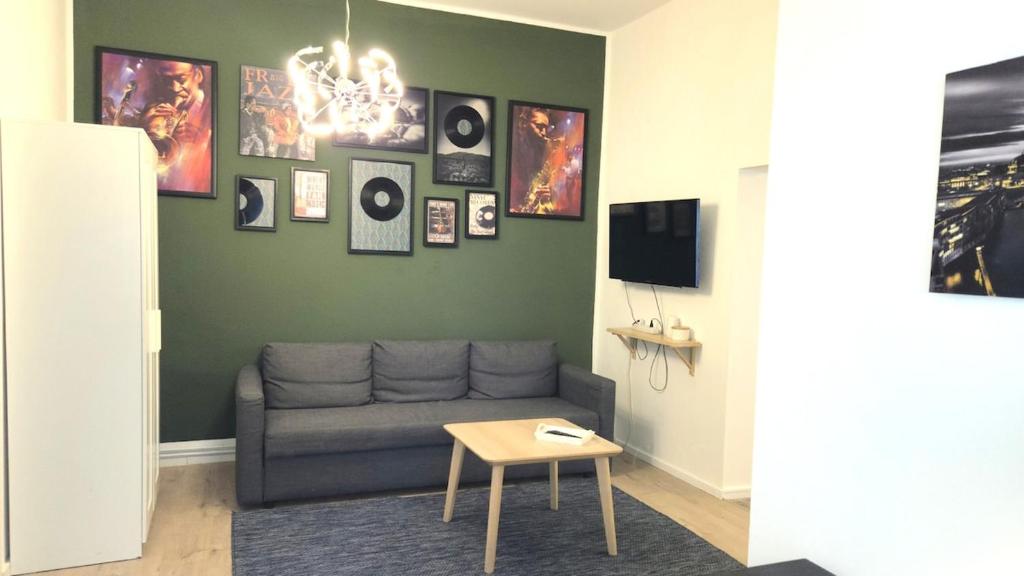 Modern Gesundbrunnen Flat Sleeps 6 Guests