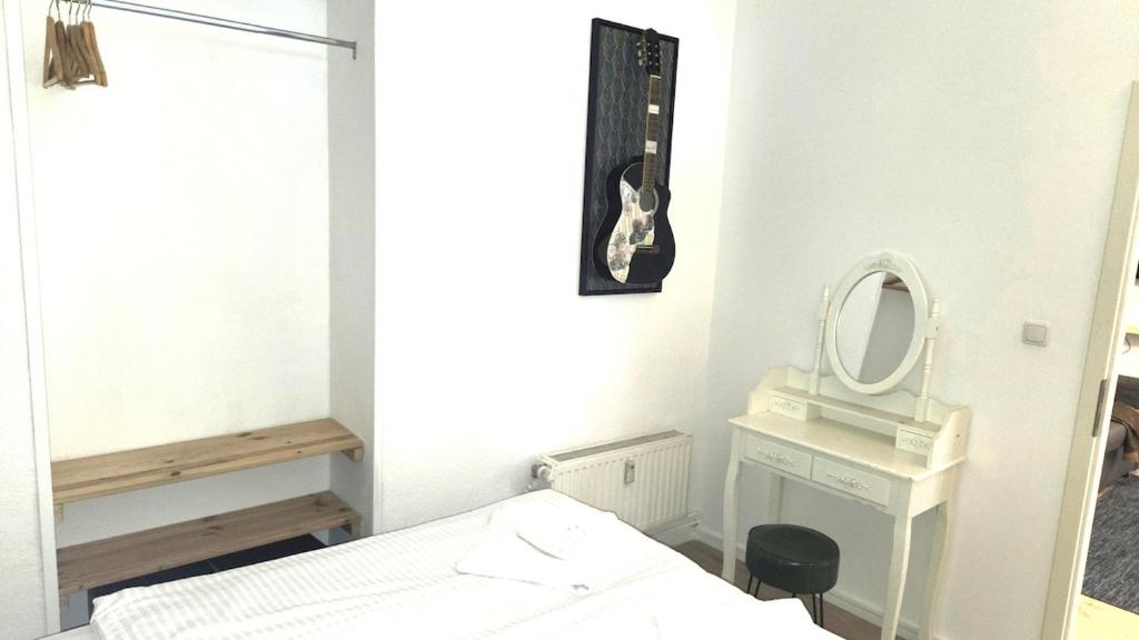 Modern Gesundbrunnen Flat Sleeps 6 Guests - Two-Bedroom Apartment