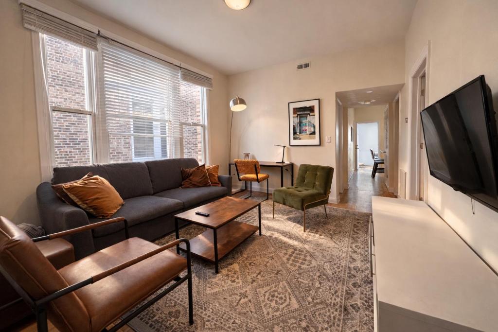 a living room with a couch and a tv at Flexhome Wicker Park - Stylish 2BR - Sleeps 6 in Chicago