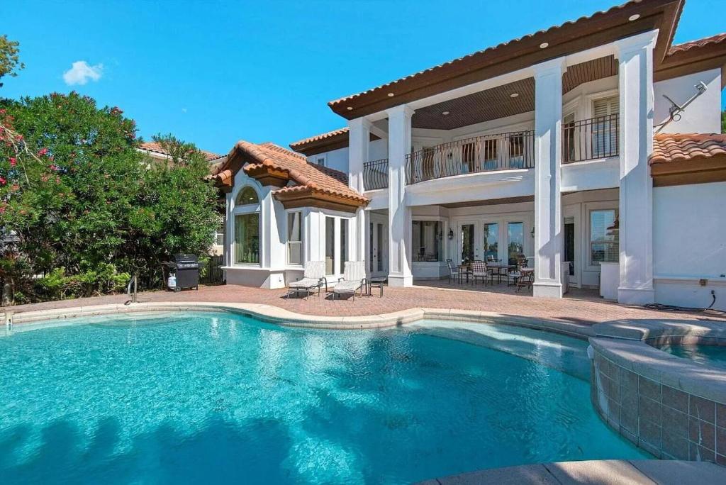 Book Me Baby! Lakeside Luxury in Destiny East