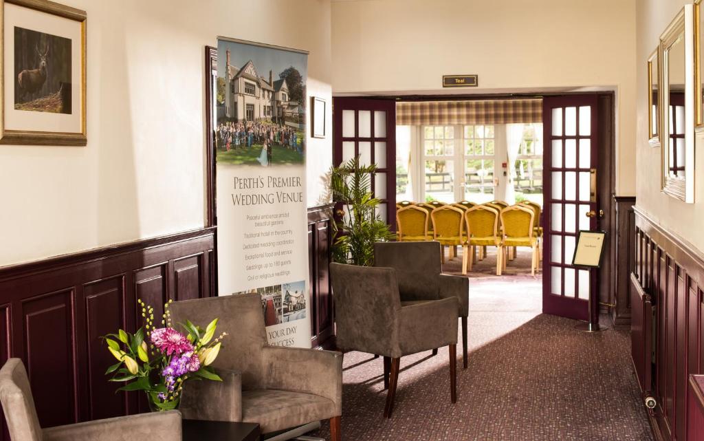 a waiting area with chairs and a waiting room at Leonardo Boutique Huntingtower Perth in Perth