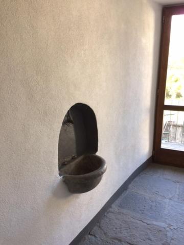 eine Schüssel in der Ecke einer Wand mit einem Fenster in der Unterkunft Appartamento Sant'Anselmo in Aosta