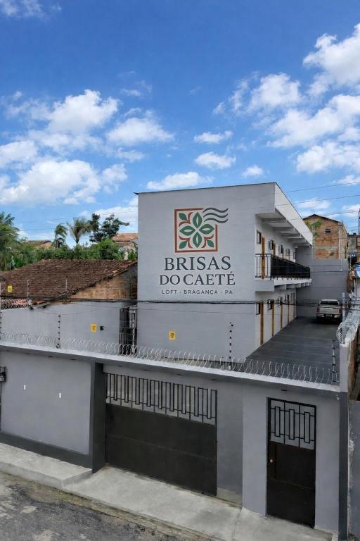 a building with a sign for a dog center at Loft Brisas do Caeté in Bragança