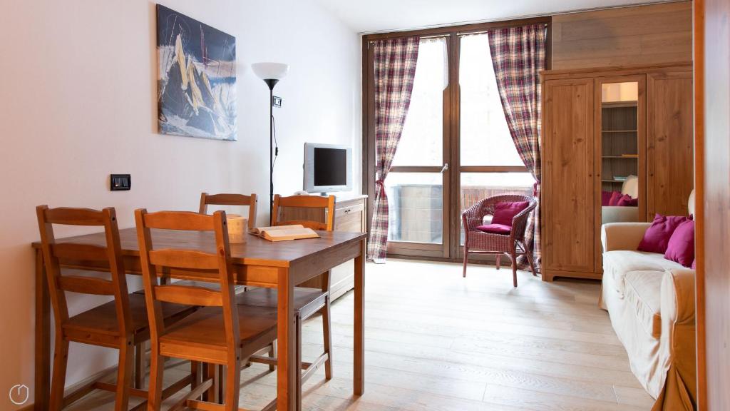 a living room with a table and chairs and a couch at Plagheira 1 in Santa Caterina Valfurva