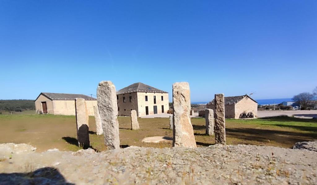an old building with stone columns in front of it at Casa do Cabo in Morás