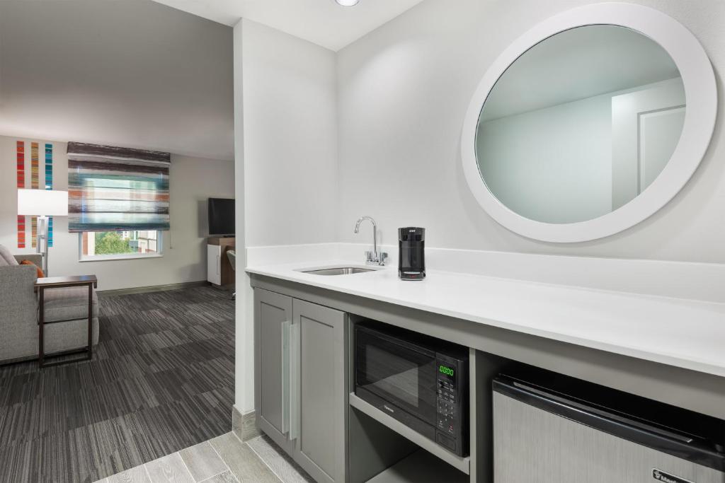 Hampton Inn & Suites Atlanta Buckhead Place - 