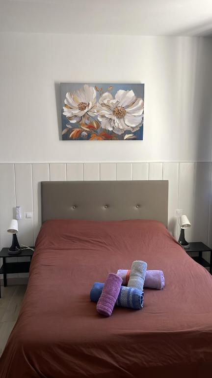 zwei Kissen auf einem Bett mit einer roten Tagesdecke in der Unterkunft RI HOSTELs in Madrid