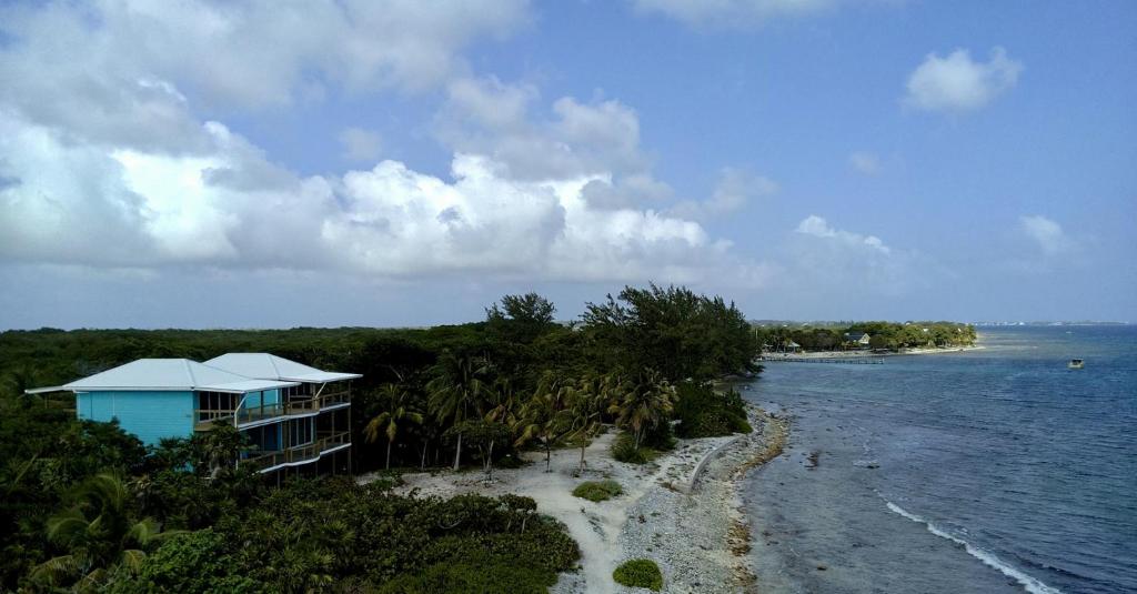 Quatro Vista, Unit B3 Ocean front, 3rd floor king bed