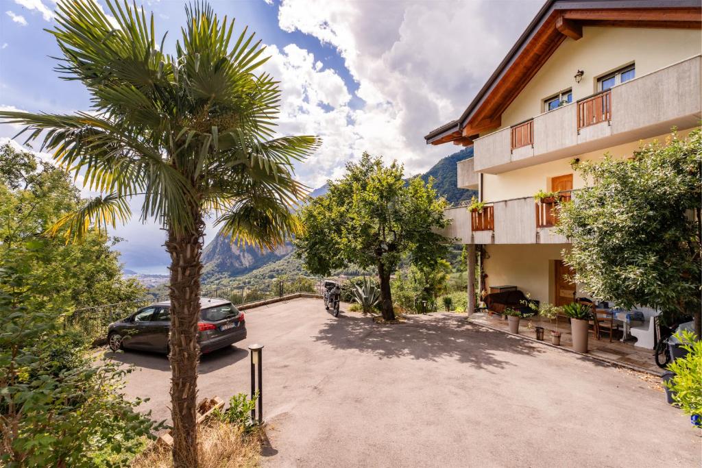 a car parked next to a building with a palm tree at Villa Dream alla Beppa in Tenno