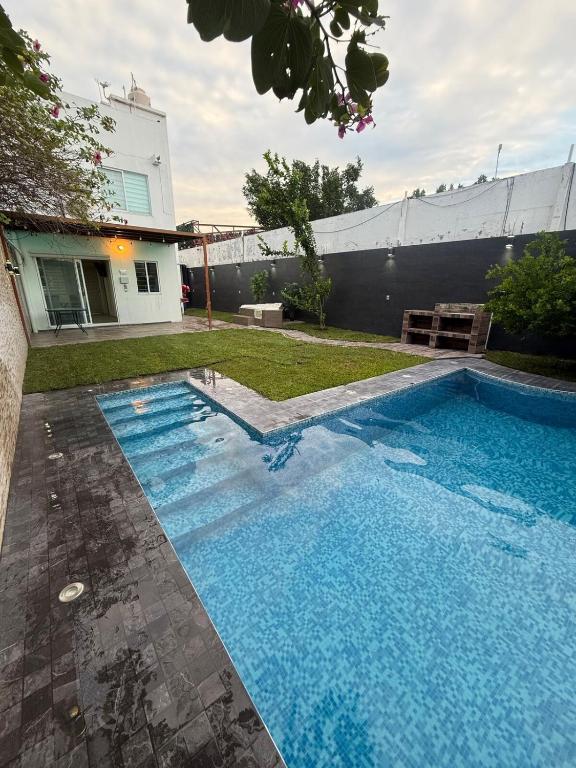 ein Swimmingpool im Garten eines Hauses in der Unterkunft Casa SkiPhoe in Panchimalco