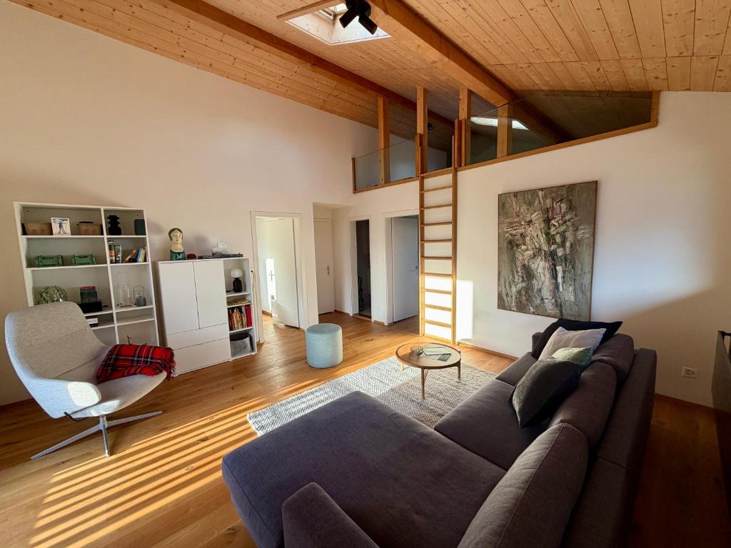 ein Wohnzimmer mit Sofa und Sessel in der Unterkunft Castanea ALTA in Breiten