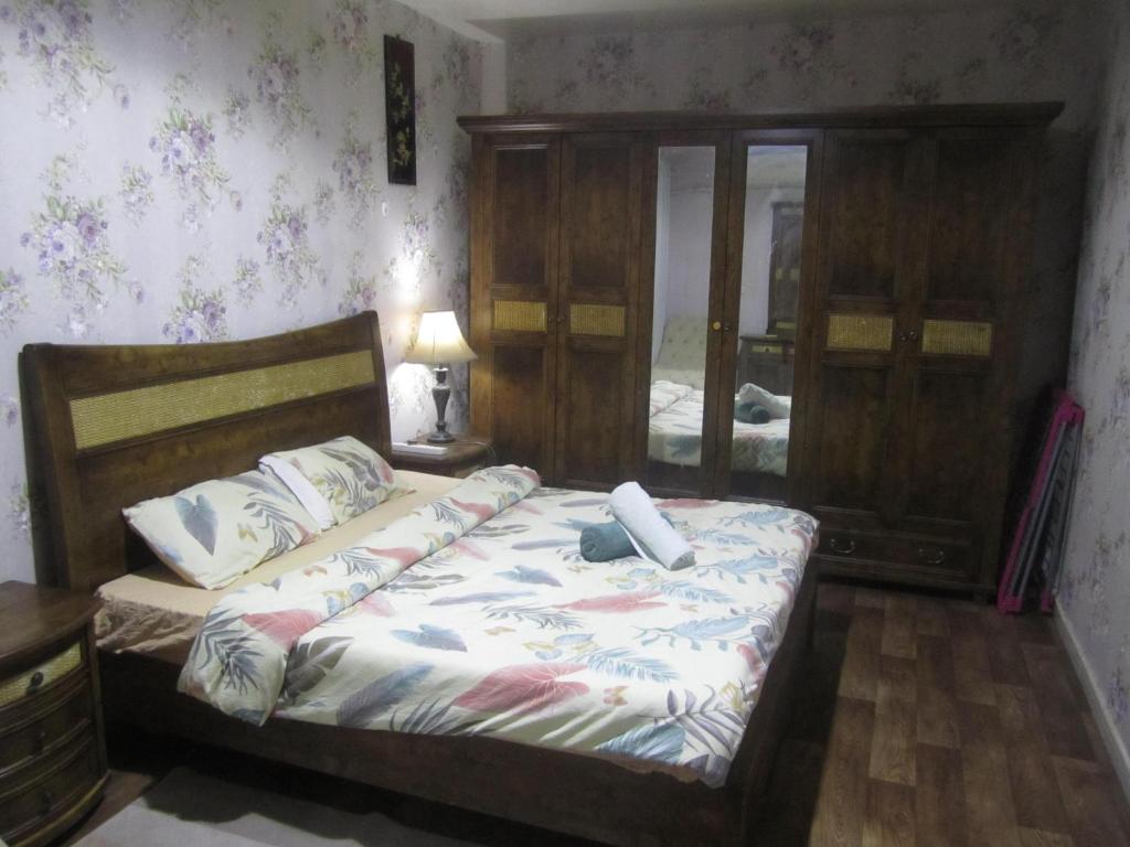 a bedroom with a bed and a mirror in it at العين الهيلي المصباح ب ب 9 in Al Ain