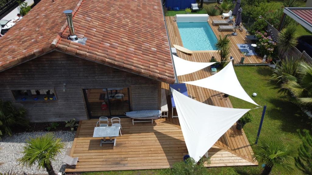 an overhead view of a deck with a pool and a house at La tranquille marée , à 5 min des plages in Soorts-Hossegor