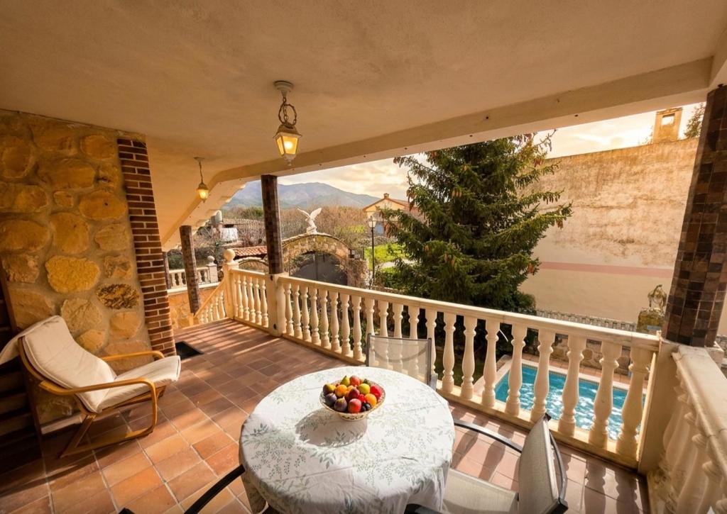 ein Balkon mit einem Tisch, auf dem eine Obstschale steht in der Unterkunft Casa El Pedernal in Basardilla