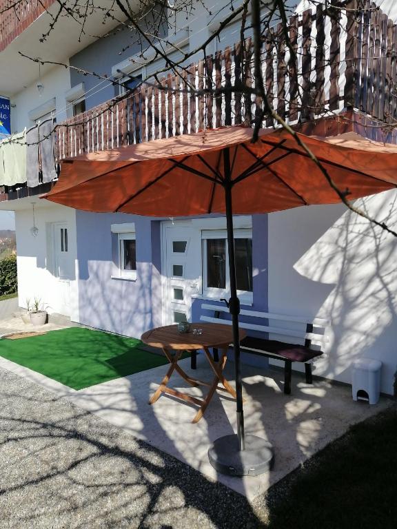 a picnic table in front of a house at Apartman Antonio 2 in Karlovac