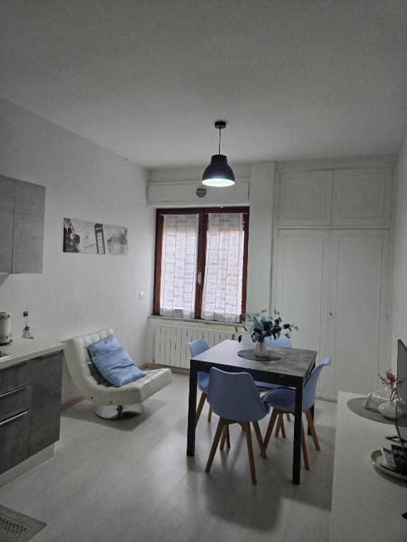 a kitchen and living room with a table and chairs at Casa Roncalli 19-A in Foligno