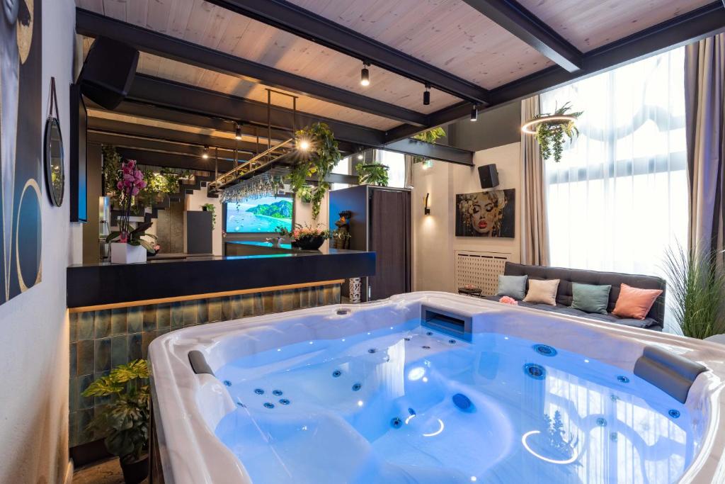 a large jacuzzi tub in a room at R2 apartman in Kecskemét